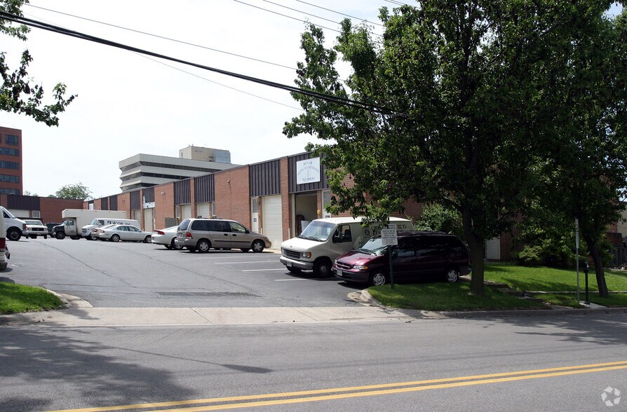 330 N Stonestreet Ave, Rockville, MD à louer - Photo du bâtiment - Image 2 de 6