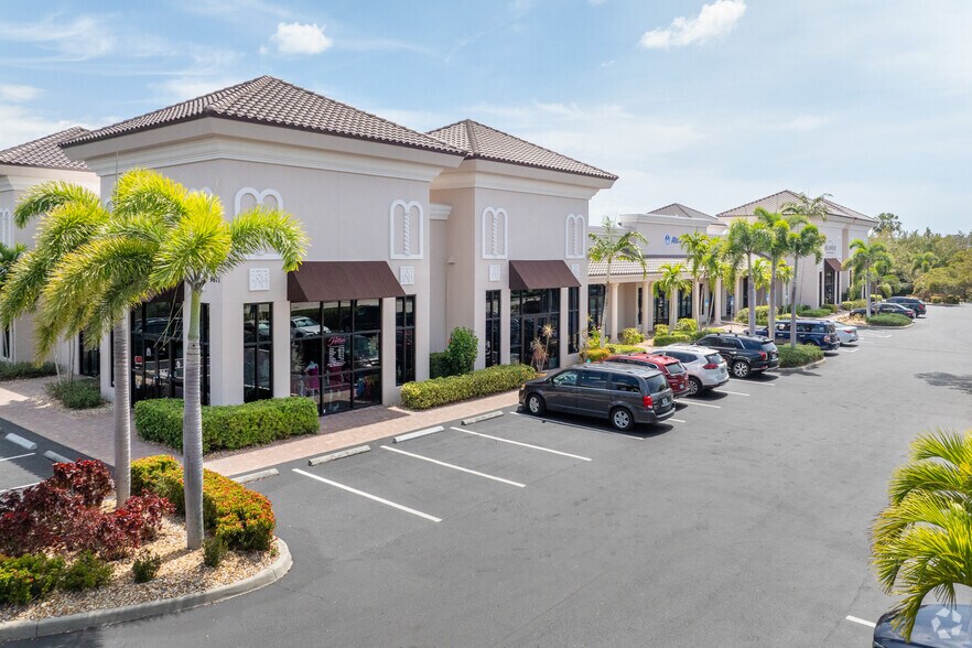 9671 Gladiolus Dr, Fort Myers, FL à louer - Photo du bâtiment - Image 2 de 5