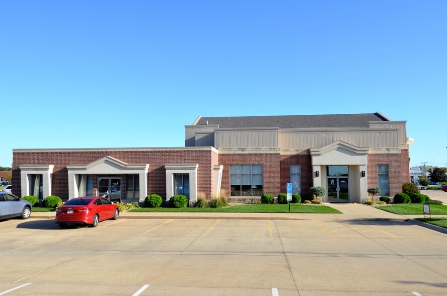 1065-1067 N Center Point Rd, Hiawatha, IA à vendre - Photo du bâtiment - Image 2 de 8