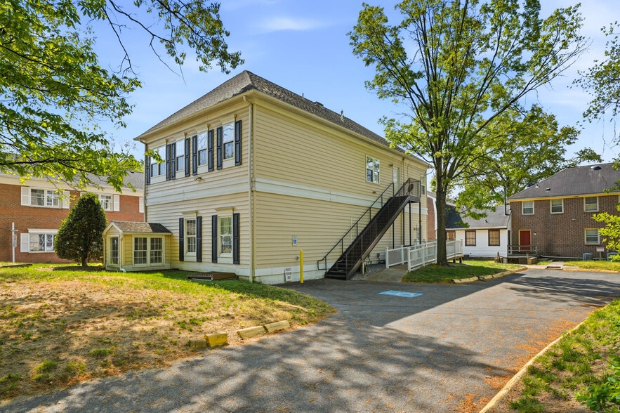 1662 Village Green, Crofton, MD for lease - Building Photo - Image 3 of 17