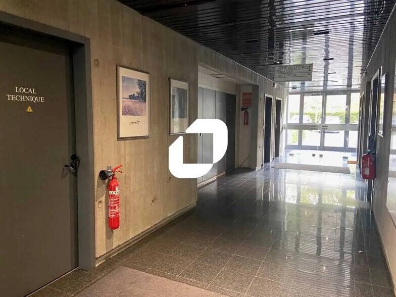 2 Rue Hélène Boucher, Guyancourt à vendre - Photo du bâtiment - Image 3 de 7