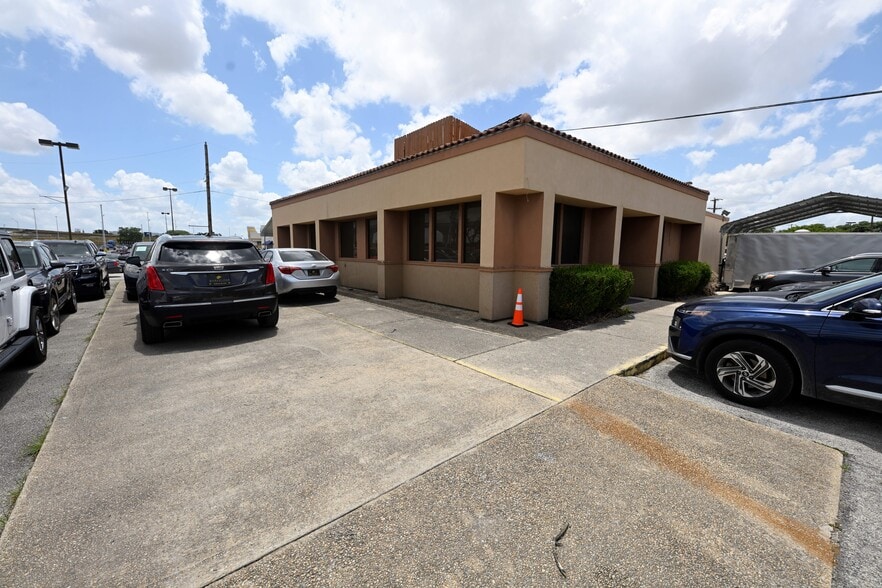 Loop 410 portfolio of 2 properties for sale on LoopNet.ca - Building Photo - Image 2 of 4