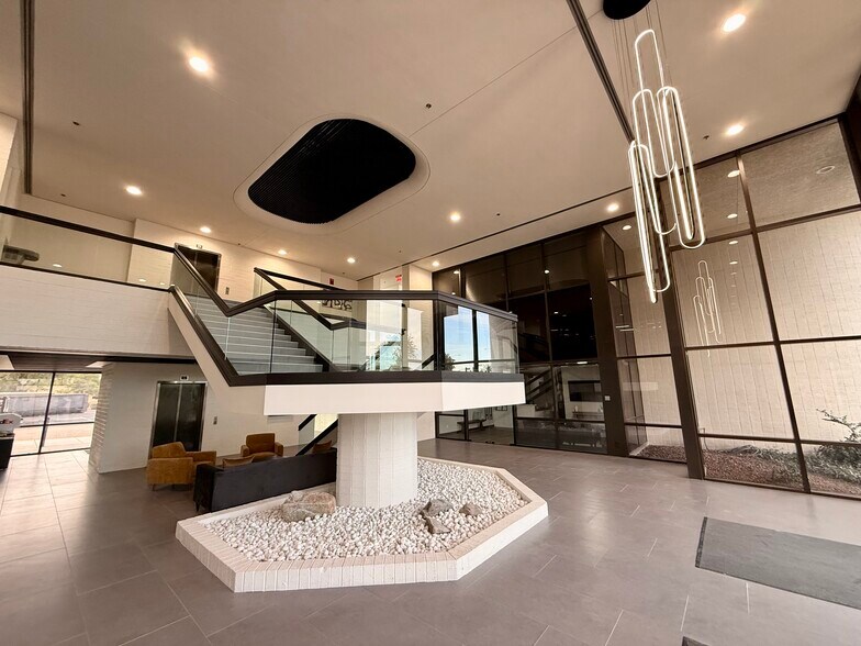 8283 N Hayden Rd, Scottsdale, AZ à louer - Photo du bâtiment - Image 3 de 4