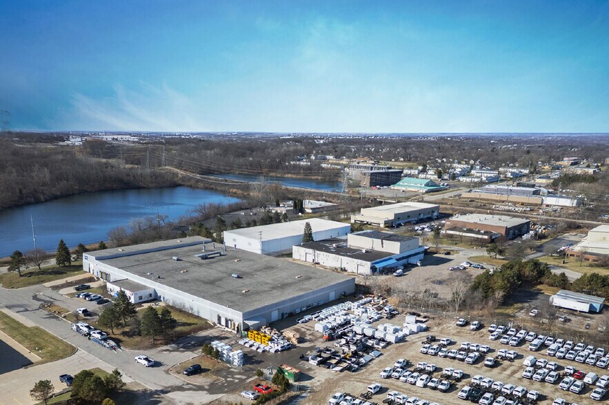 55 E Silverdome Industrial Park, Pontiac, MI à vendre - Photo du bâtiment - Image 1 de 15
