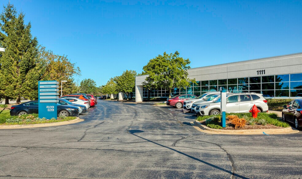 1111 Pasquinelli Dr, Westmont, IL à louer - Photo du bâtiment - Image 2 de 6