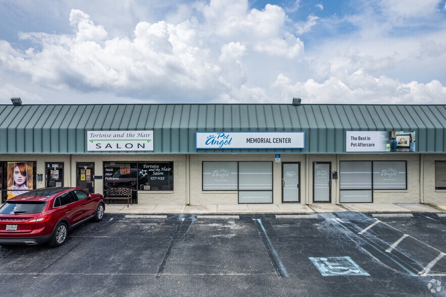1939-1941 Park Meadows Dr, Fort Myers, FL for lease - Building Photo - Image 2 of 8