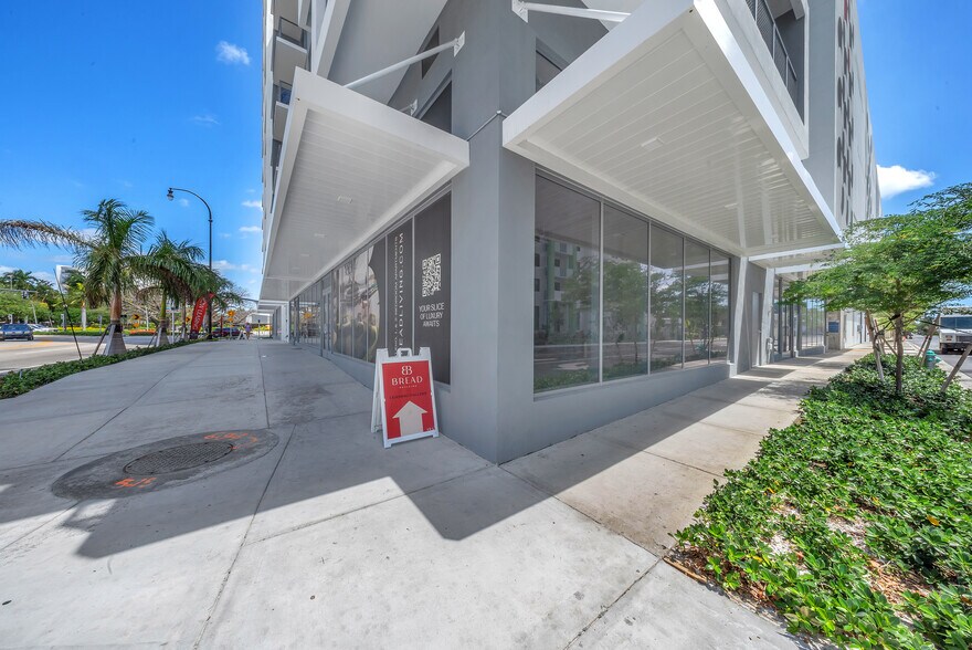 1770 S Young Cir, Hollywood, FL à louer - Photo du bâtiment - Image 3 de 10