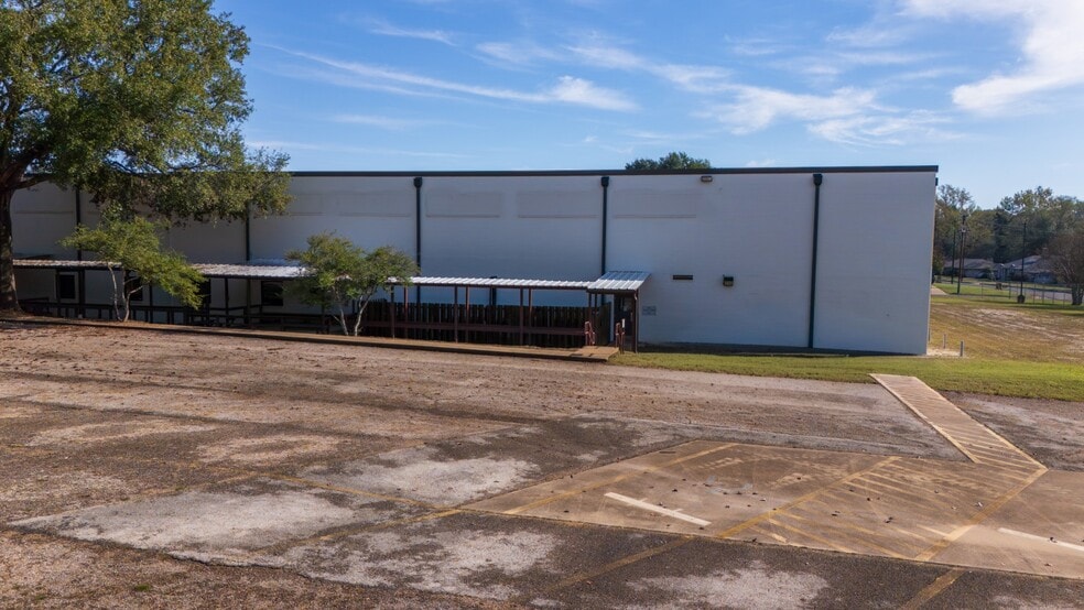 806 Willowcreek Dr, Jacksonville, TX for lease - Building Photo - Image 2 of 39