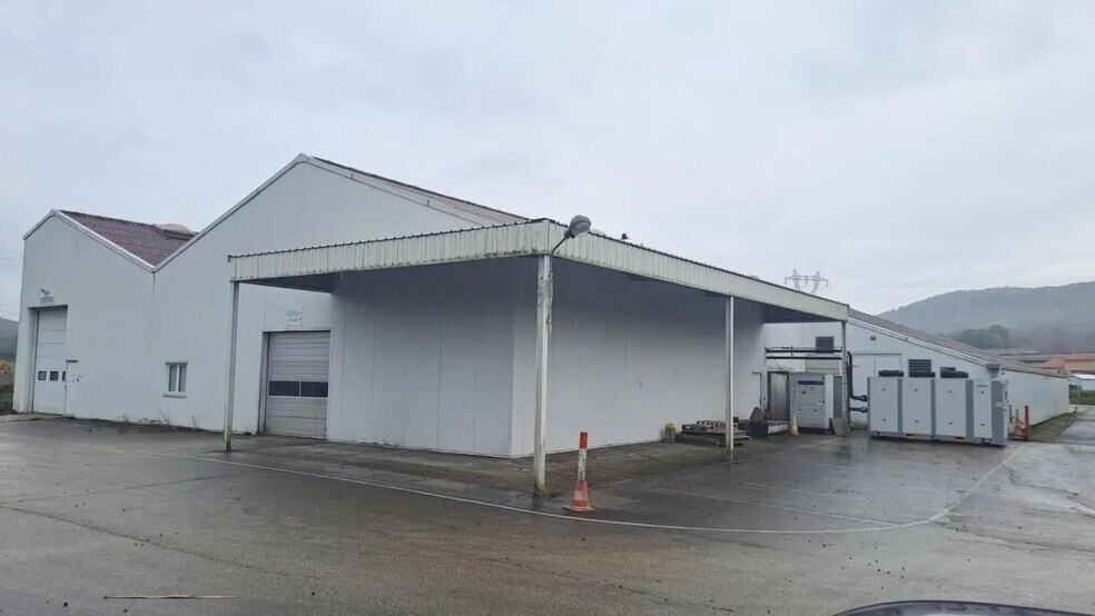 Flex dans Corveissiat à louer - Photo du bâtiment - Image 2 de 7