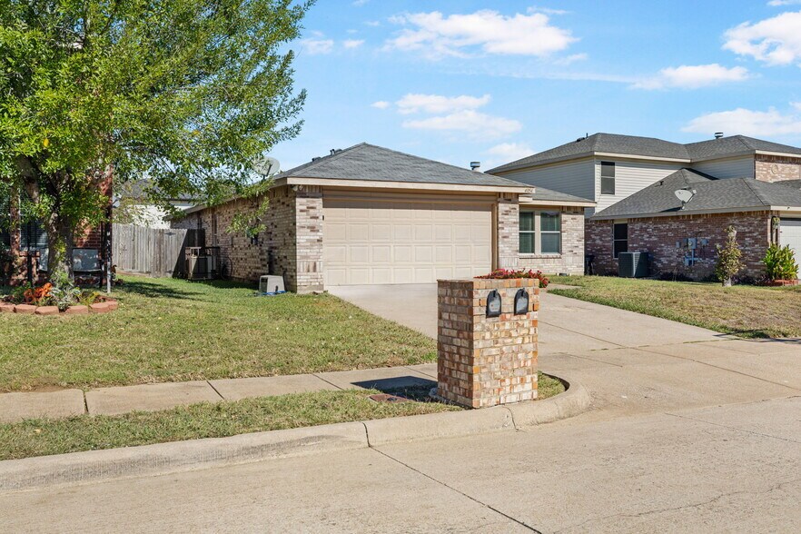 4054 Gray Fox Dr, Fort Worth, TX à vendre - Photo du bâtiment - Image 2 de 3