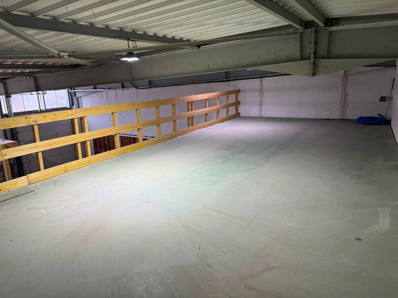 Flex in Fontenay-Trésigny for lease - Interior Photo - Image 2 of 5
