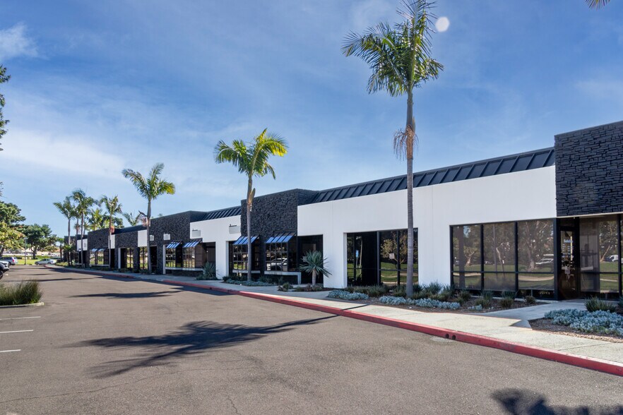5205 Avenida Encinas, Carlsbad, CA à louer - Photo du bâtiment - Image 2 de 22