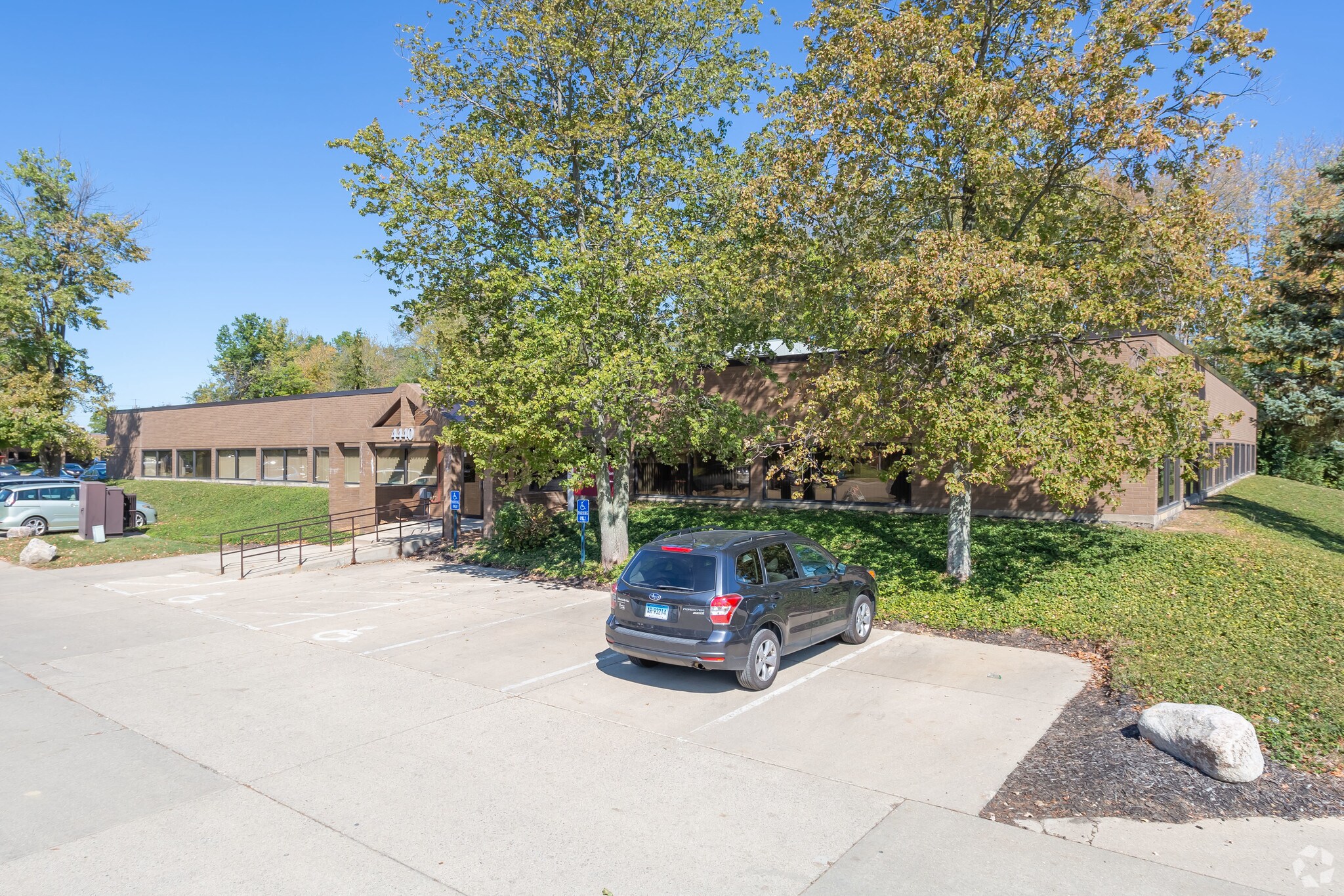 4420-4460 Carver Woods Dr, Blue Ash, OH à louer Photo du bâtiment- Image 1 de 8
