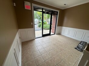 1011 Lehman Ave, Bowling Green, KY for lease Interior Photo- Image 2 of 10