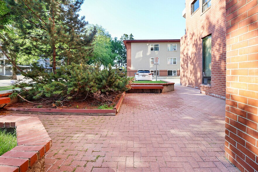 11503 100th Ave NW, Edmonton, AB à vendre - Photo du bâtiment - Image 3 de 5