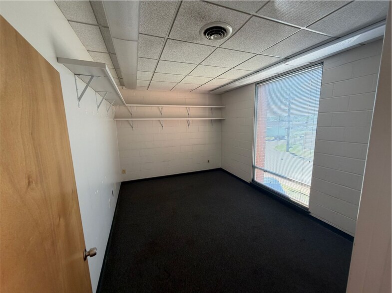 5120 Frolich Ln, Hyattsville, MD for sale - Interior Photo - Image 3 of 4