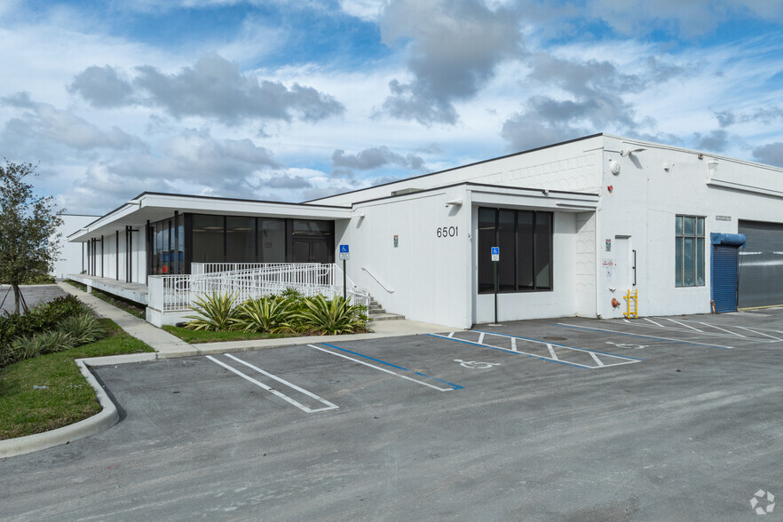 6501 NW 37th Ave, Miami, FL for lease - Building Photo - Image 1 of 33