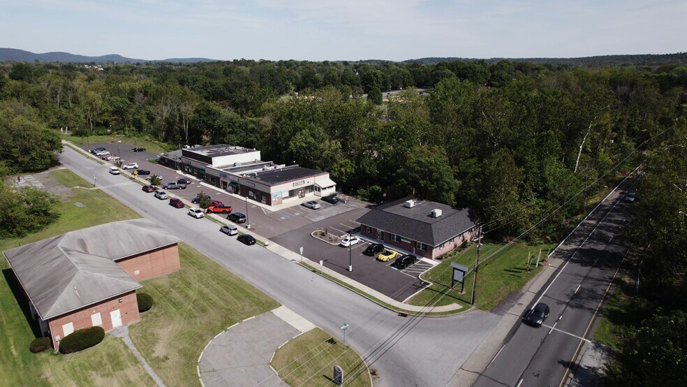 1 Park Ln, Douglassville, PA à louer - Vidéo sur l’inscription commerciale - Image 2 de 2