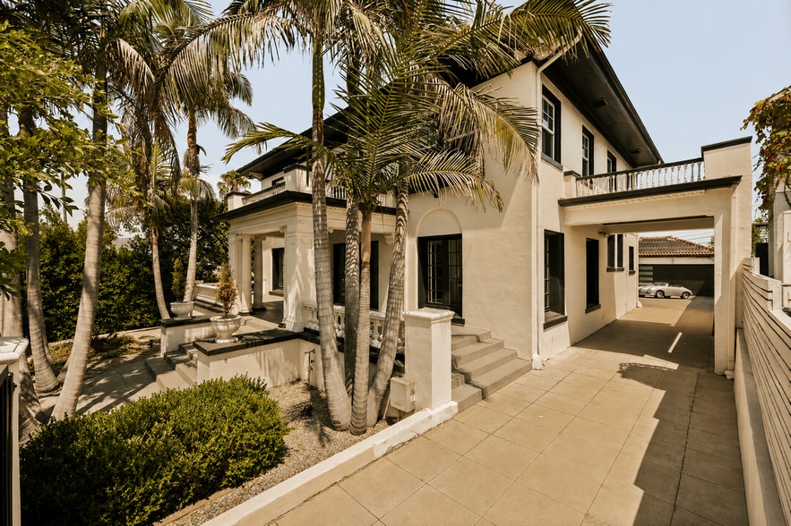 564 N Normandie Ave, Los Angeles, CA à vendre - Photo du bâtiment - Image 2 de 10