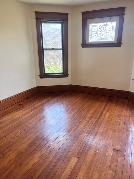 12706 Larchmere Blvd, Cleveland, OH à louer - Photo du bâtiment - Image 2 de 4