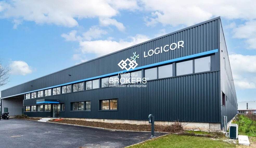 Flex in Le Blanc-Mesnil for lease - Building Photo - Image 1 of 12