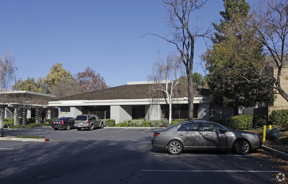 1267 Oakmead Pky, Sunnyvale, CA à louer - Photo du bâtiment - Image 2 de 4