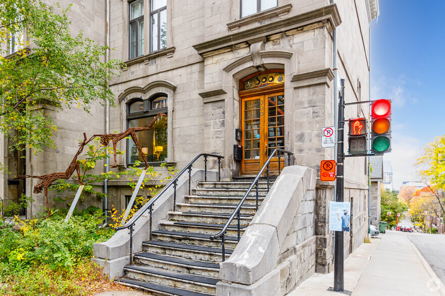 306 Rue Sherbrooke E, Montréal, QC à louer - Photo du bâtiment - Image 3 de 4