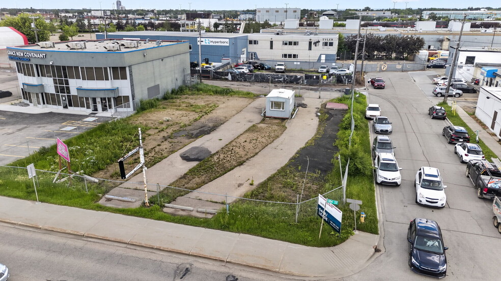 7303 104th St NW, Edmonton, AB à vendre - Photo du bâtiment - Image 3 de 15