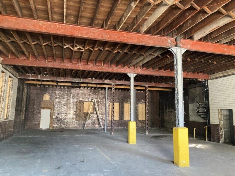 4837 N Lipps Ave, Chicago, IL à louer - Photo du bâtiment - Image 2 de 10