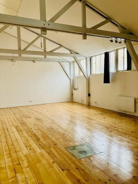 Office in Montreuil for lease - Building Photo - Image 2 of 8
