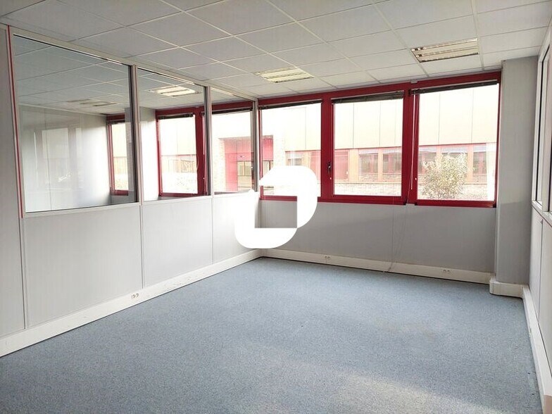 Flex in Trappes for lease - Building Photo - Image 3 of 21