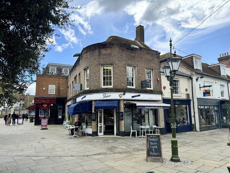 43-44B Carfax, Horsham à vendre - Photo du bâtiment - Image 2 de 6