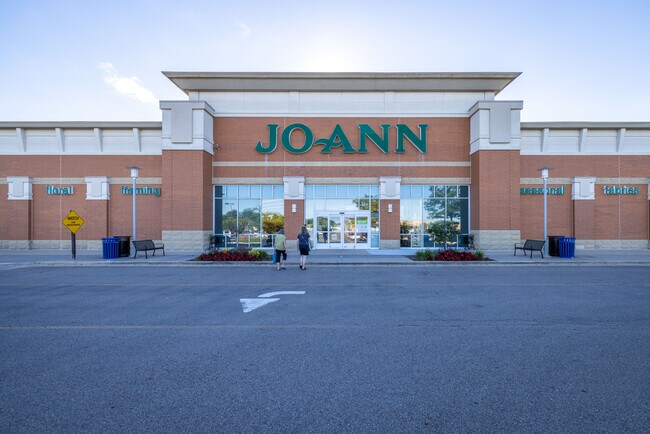 More details for 702-718 Commons Dr, Geneva, IL - Retail for Lease