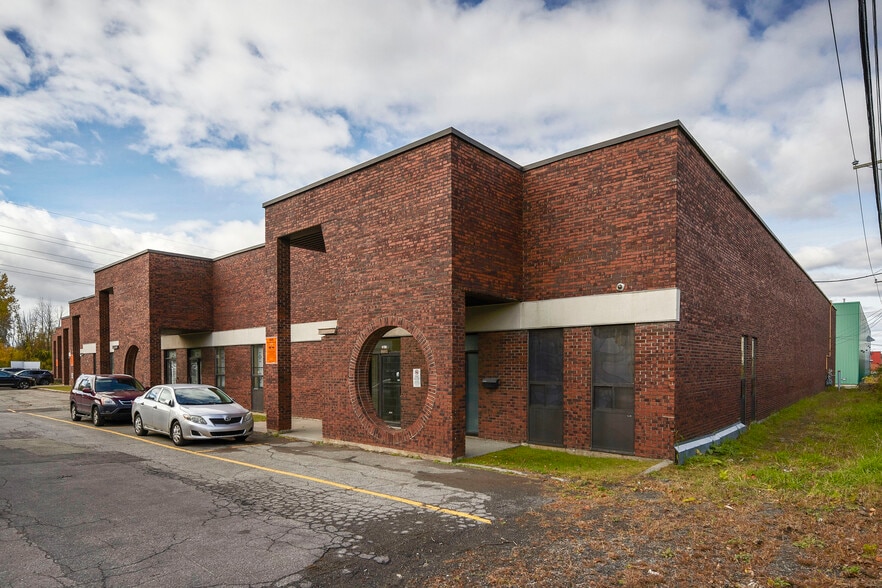 8459-8497 Ch Dalton, Mont-Royal, QC à louer - Photo du bâtiment - Image 3 de 11