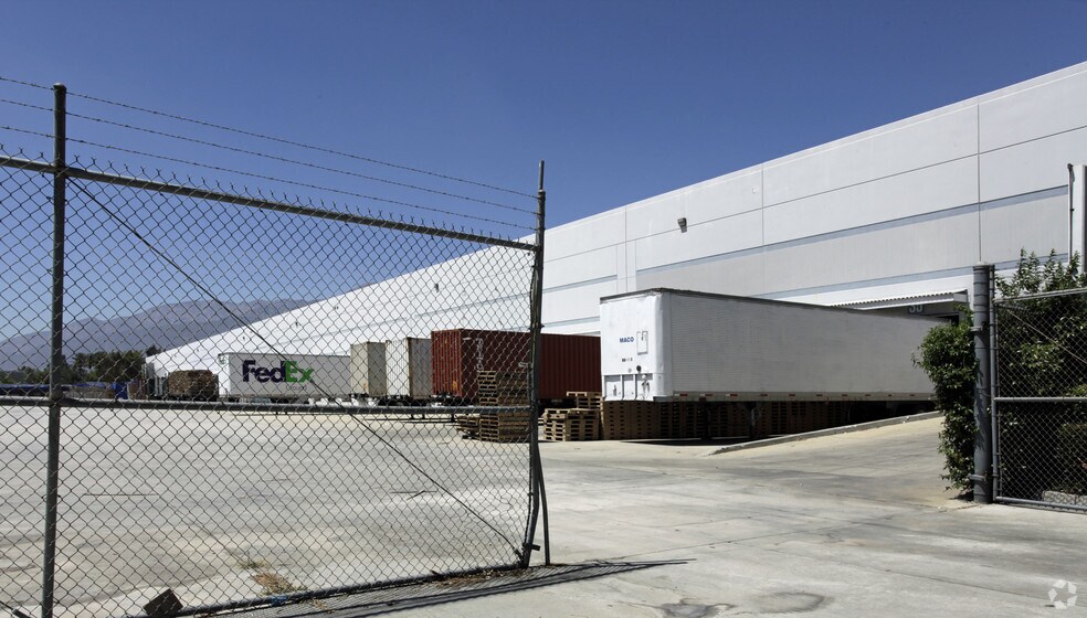 7551 Cherry Ave, Fontana, CA à louer - Photo du bâtiment - Image 3 de 5