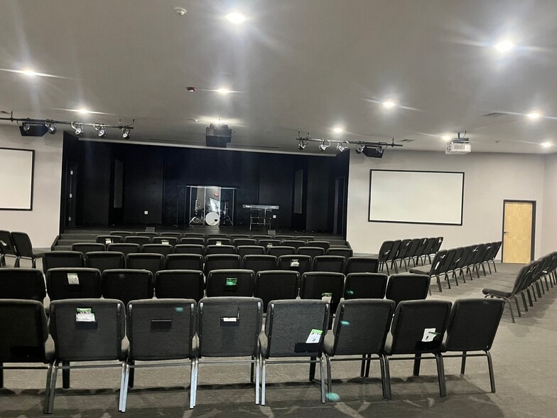 304 Laconia Rd, Belmont, NH for sale - Interior Photo - Image 2 of 4