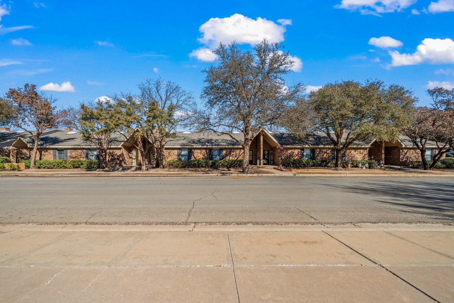 3102-3114 75th Street portefeuille de 1 propriétés à vendre sur LoopNet.ca Photo principale- Image 1 de 34