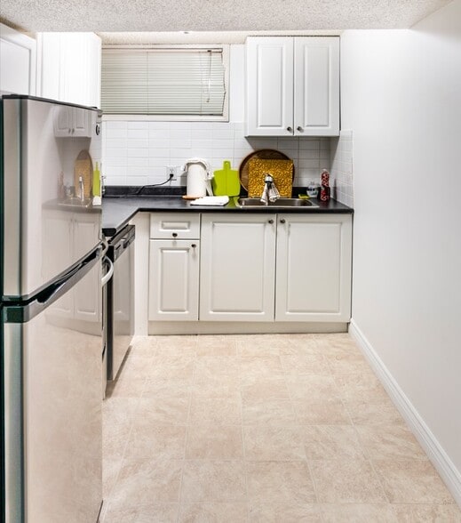 1732 11th Ave SW, Calgary, AB for sale - Interior Photo - Image 3 of 32