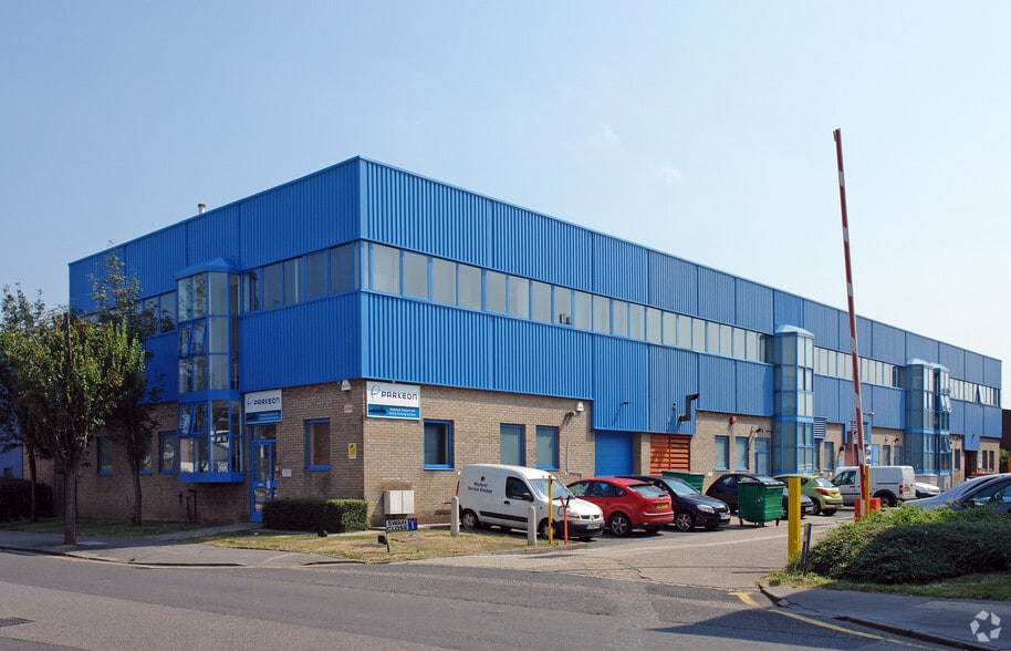 1-4 Swan Close, Croydon for lease - Building Photo - Image 3 of 3