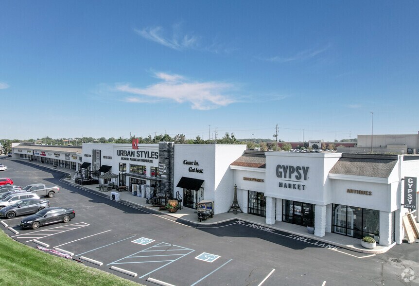 8369-8475 Castleton Corner Dr, Indianapolis, IN à louer - Photo du bâtiment - Image 1 de 3