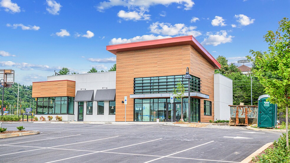 40 Peaks Center Ln, Asheville, NC for sale - Building Photo - Image 3 of 8