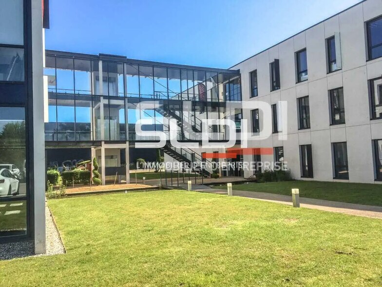 Office in Saint-Priest for lease - Building Photo - Image 1 of 8