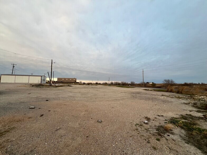 14201 S State Highway 95, Coupland, TX à vendre - Photo du bâtiment - Image 2 de 14