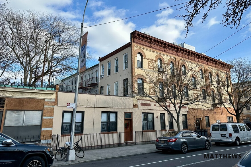 791 Onderdonk Ave, Ridgewood, NY à vendre - Photo du bâtiment - Image 2 de 7