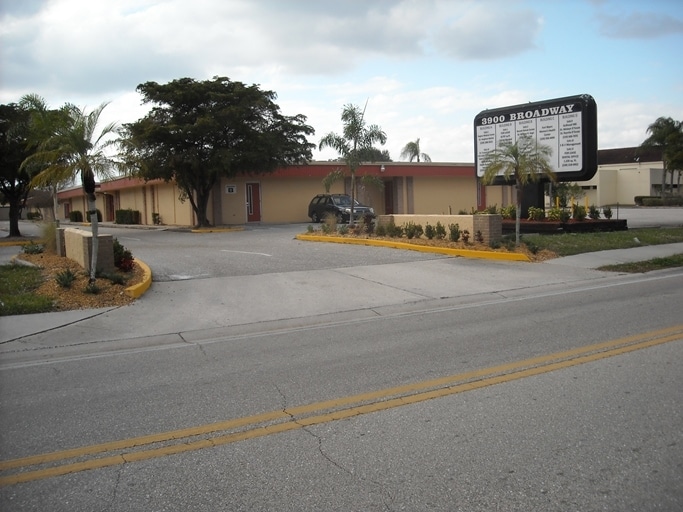 3900 Broadway Ave, Fort Myers, FL for lease Primary Photo- Image 1 of 2