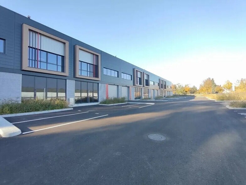Flex in Saint-Quentin-Fallavier for lease - Building Photo - Image 1 of 9