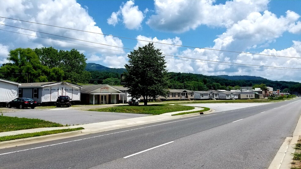 708 E Main St, Burnsville, NC for sale - Building Photo - Image 1 of 1