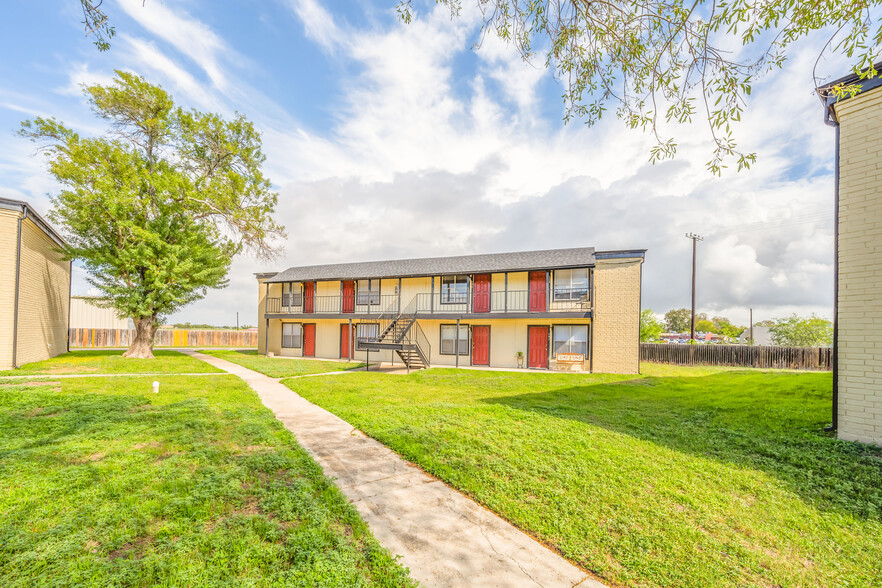 2001-2003 Boerne Ave, Hondo, TX à vendre - Photo du bâtiment - Image 1 de 1