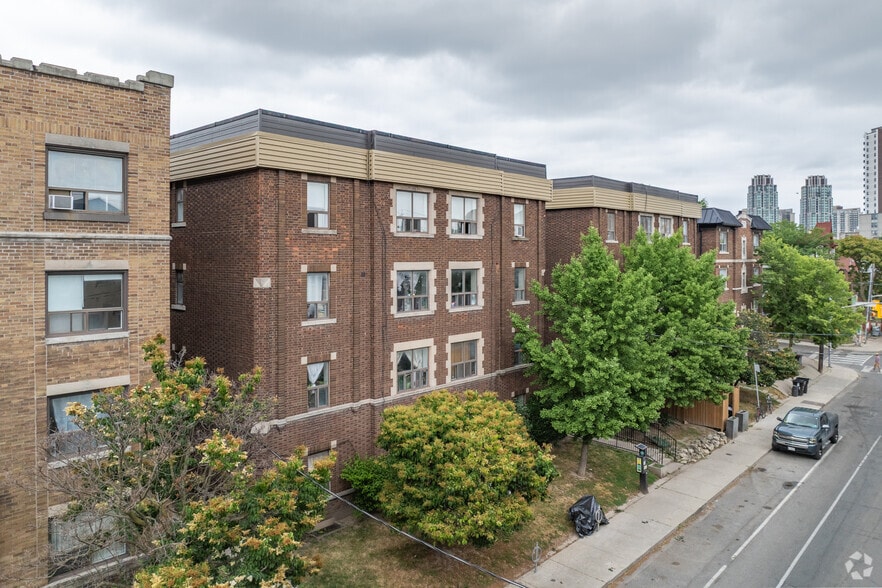 231 Vaughan Rd, Toronto, ON for sale - Building Photo - Image 3 of 23