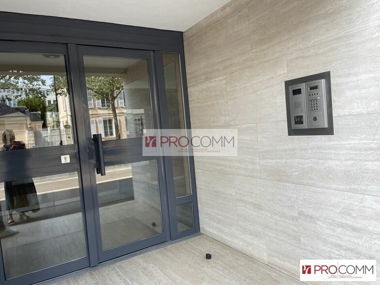 Office in Chartres for lease - Lobby - Image 3 of 7